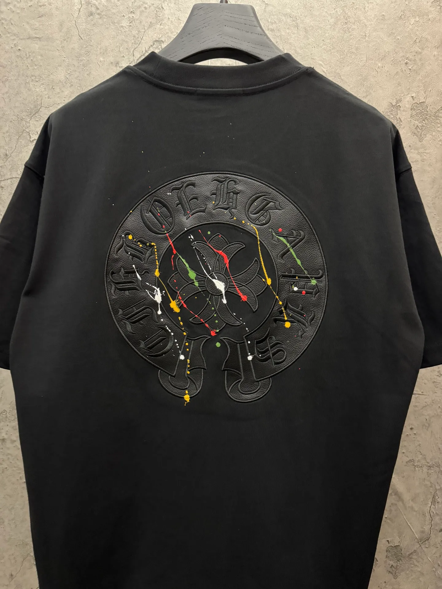 P190 top version, real shot without P, ​​different from market currency) 𝗖𝗵𝗿𝗼𝗺𝗲 𝗛𝗲𝗮𝗿𝘁𝘀/Croxin 2026 spring new original single counter American leather embroidery plus painted inkjet couple short sleeves 👑The highest version! Customized fabric 300 grams, best-selling model at the counter, very comfortable to wear. Accessories: original molded and authenticated collar label ➕ 100% silk wash water label. Genuine purchase-grade original hangtag➕matching hanging rope➕3D hanging beads➕original packaging bag. Craftsmanship: The original version has consistent wiring! The highest version of the armhole matching technique! Color: White Black Size: S M L XL Style No.: 26-2030